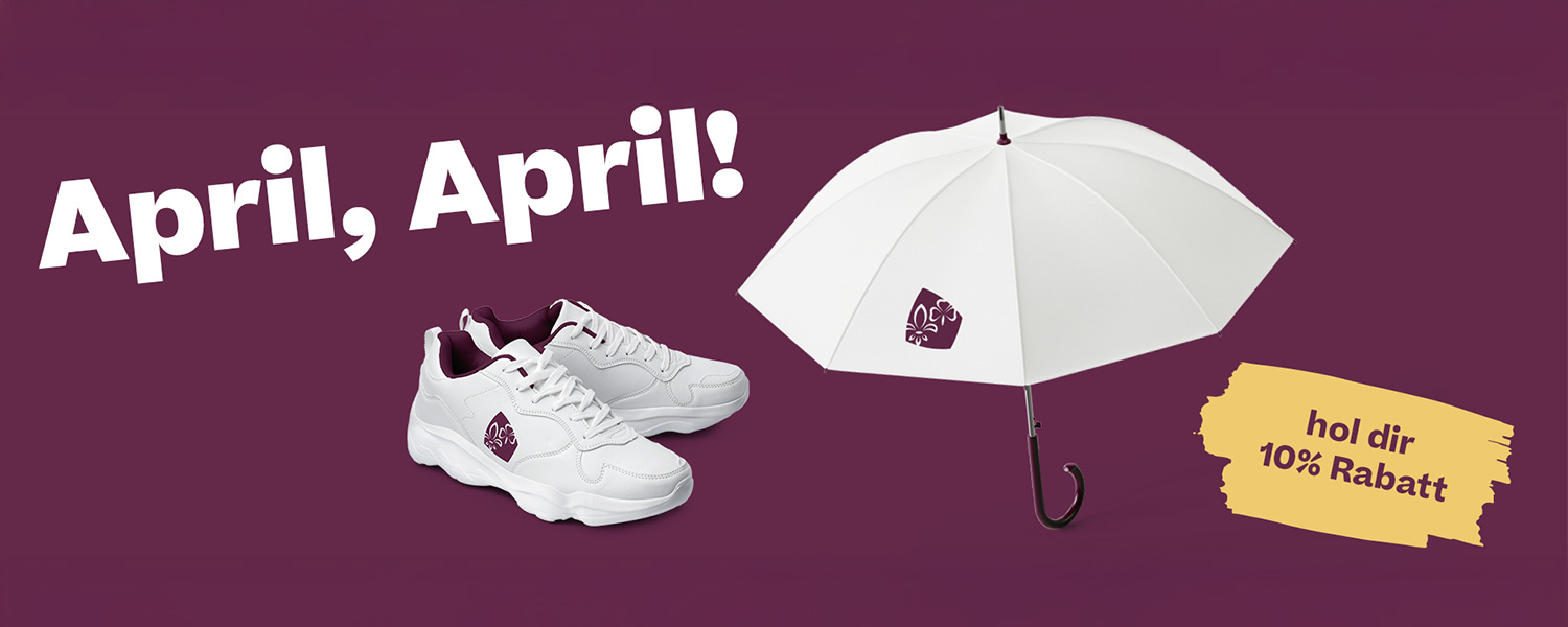 Ein Paar weisse Sneakers und ein aufgespannter weisser Regenschirm, beide Artikel mit PBS-Logo auf lila Hintergrund mit grossem Schriftzug April, April!