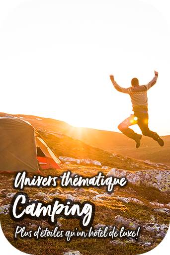 Un homme contemple le lever du soleil et saute en l’air sur une prairie de montagne à côté d’une tente.