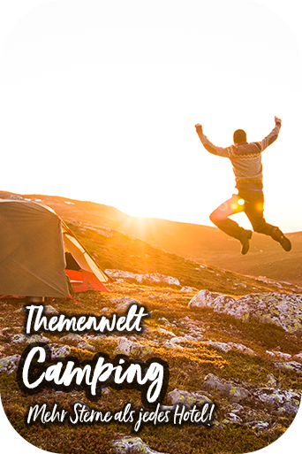 Ein Mann schaut in den Sonnenaufgang und springt auf einer Bergwiese neben einem Zelt in die Luft.