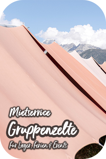 Gleich aussehende Zeltdächer in einer Reihe.