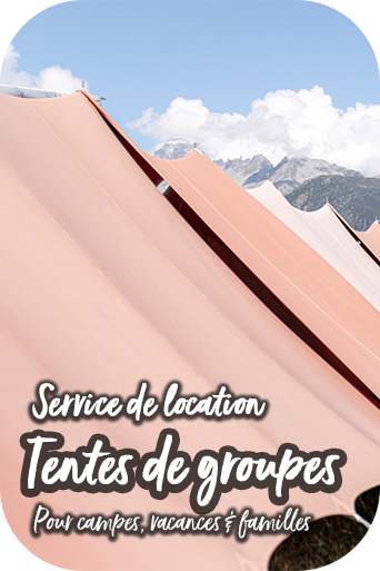 Toits de tentes identiques alignés en rangée.