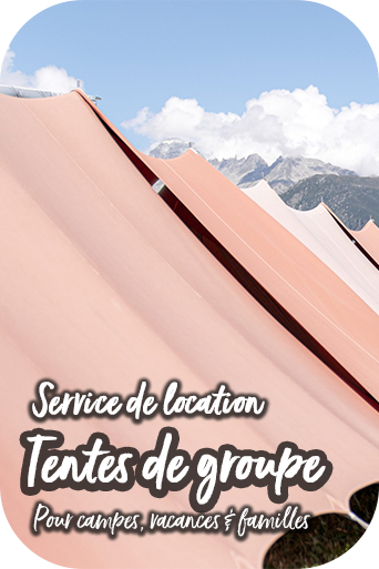 Toits de tentes identiques alignés en rangée.