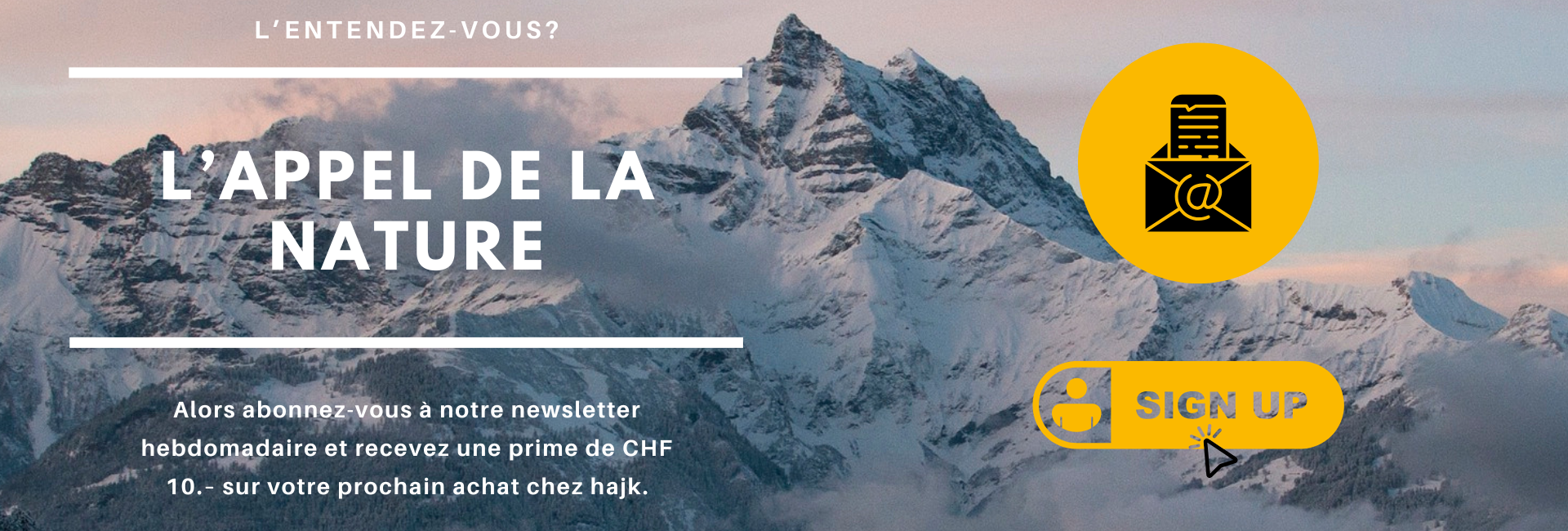 Vue sur un massif montagneux enneigé au crépuscule.