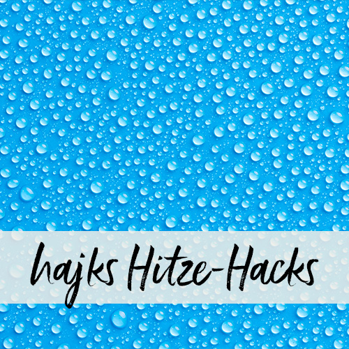 Blauer glatter Hintergrund mit vielen kleinen Wassertröpfchen, die wie Kondenswasser auf metallener Oberfläche wirken.