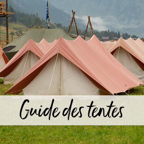 Vue sur un camp avec des tentes du même type.
