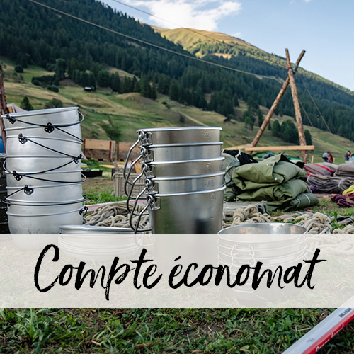 Des casseroles, marmites, bâches et couvertures empilées sur une prairie verdoyante.