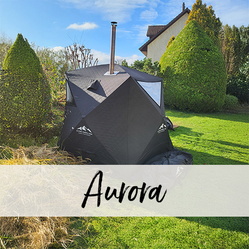 Saunazelt Aurora Aufgebautes Saunazelt Aurora, dass in einem Garten auf dem Rasen steht.