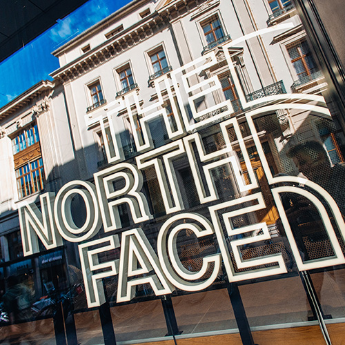 Vue extérieure de l'entrée principale du magasin The North Face à Bâle.