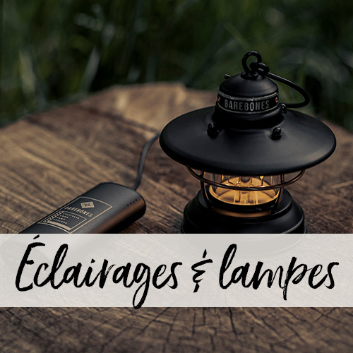 Gros plan sur une lanterne Barebones sur une table en bois, en train de se recharger avec un chargeur.