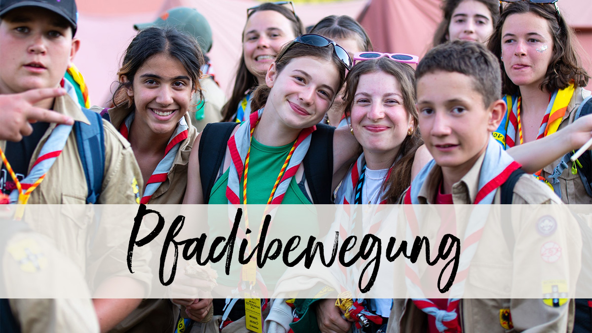 Nahaufnahme einer Gruppe von jungen Pfadis, die in die Kamera lächeln. 