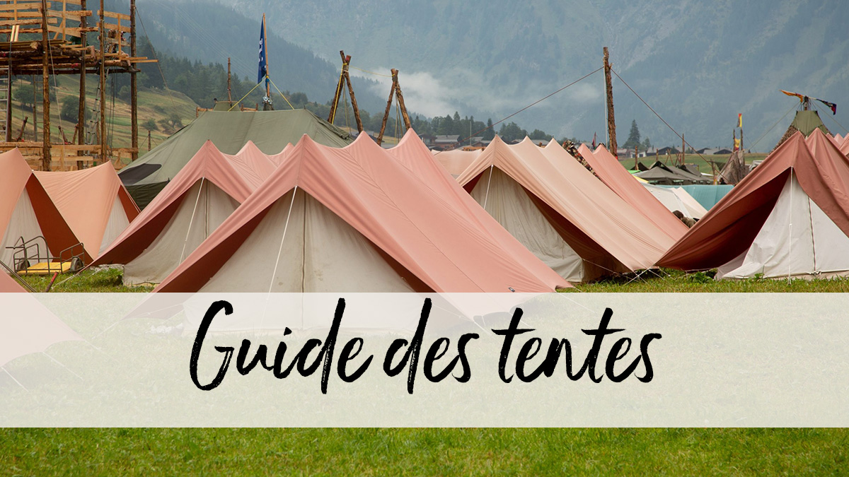 Vue d'un campement scout composé de tentes identiques alignées.