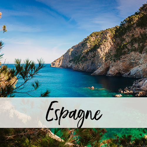Vue sur une baie aux eaux turquoises entourée de falaises rocheuses à Majorque.