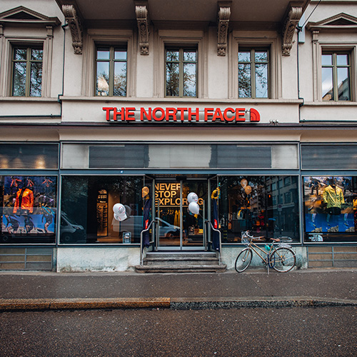 Vue extérieure de l'entrée principale du magasin The North Face à Zurich.