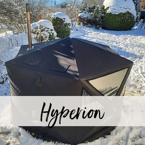 La tente sauna Hyperion est installée sur un parking asphalté au bord d’une rivière. En arrière-plan, on aperçoit un pont couvert en bois.