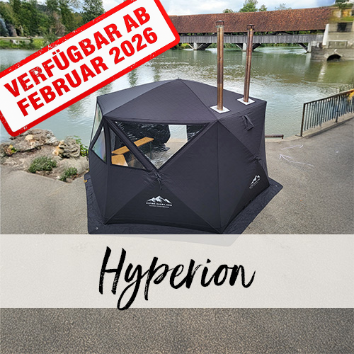 Saunazelt Hyperion steht auf einem asphaltierten Parkplatz neben einem Fluss. Im Hintergrund ist eine gedeckte Holzbrücke zu sehen.