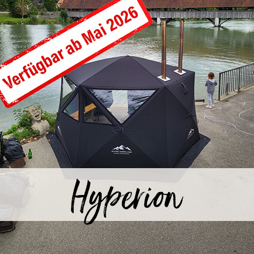 Saunazelt Hyperion steht auf einem asphaltierten Parkplatz neben einem Fluss. Im Hintergrund ist eine gedeckte Holzbrücke zu sehen.