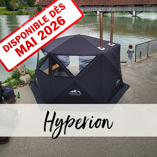 La tente sauna Hyperion est installée sur un parking asphalté au bord d’une rivière. En arrière-plan, on aperçoit un pont couvert en bois.