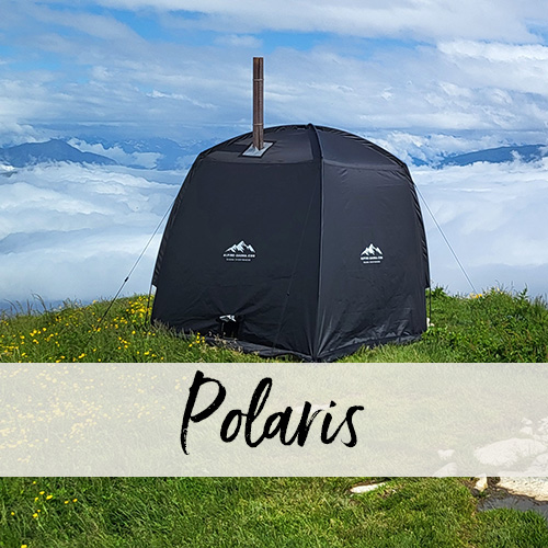 Saunazelt Porlaris Die Rucksack-Sauna Polaris steht auf einer Bergwiese über einem Tal, dass im Nebelmeer versinkt.