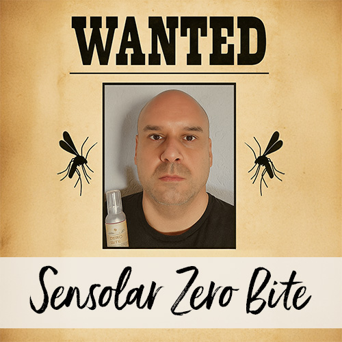 Mann mit kahlem Kopf starrt von einem Steckbrief mit der Überschrift Wanted in die Kamera und hält einen Insektenspray hoch.