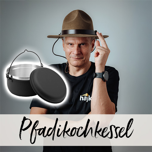 Mann mit aufgesetztem Pfadihut tippt sich mit gestrecktem Zeigefinger an die Krempe. Vor ihm ist ein Pfadikochkessel mit Deckel abgebildet.