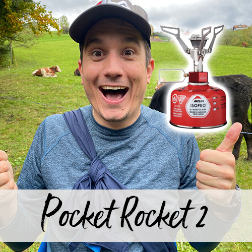 Junger Mann mit einer Cap steht auf einer Wiese mit grasenden Kühen. Blickt euphorisiert in die Kamera mit Daumen-Hoch-Pose. Daneben schwebt ein Bild des Pocket Rocket Gaskochers von MSR.