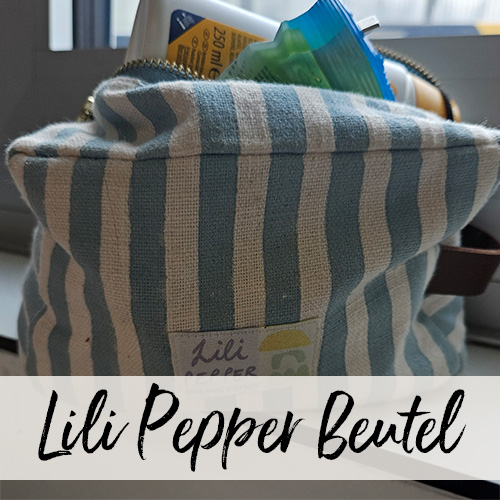 Nahaufnahme eines prall gefüllten gestreiften Kulturbeutels auf einem Fenstersims in einem Badezimmer.