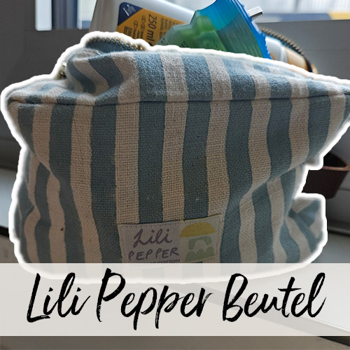 Nahaufnahme eines prall gefüllten gestreiften Kulturbeutels auf einem Fenstersims in einem Badezimmer.