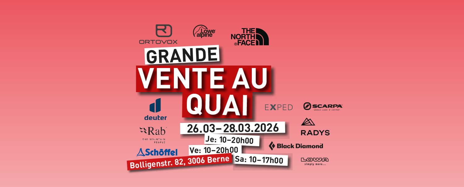 Bannière publicitaire rouge vif avec de nombreux logos de sponsors pour la vente au déballage chez hajk.