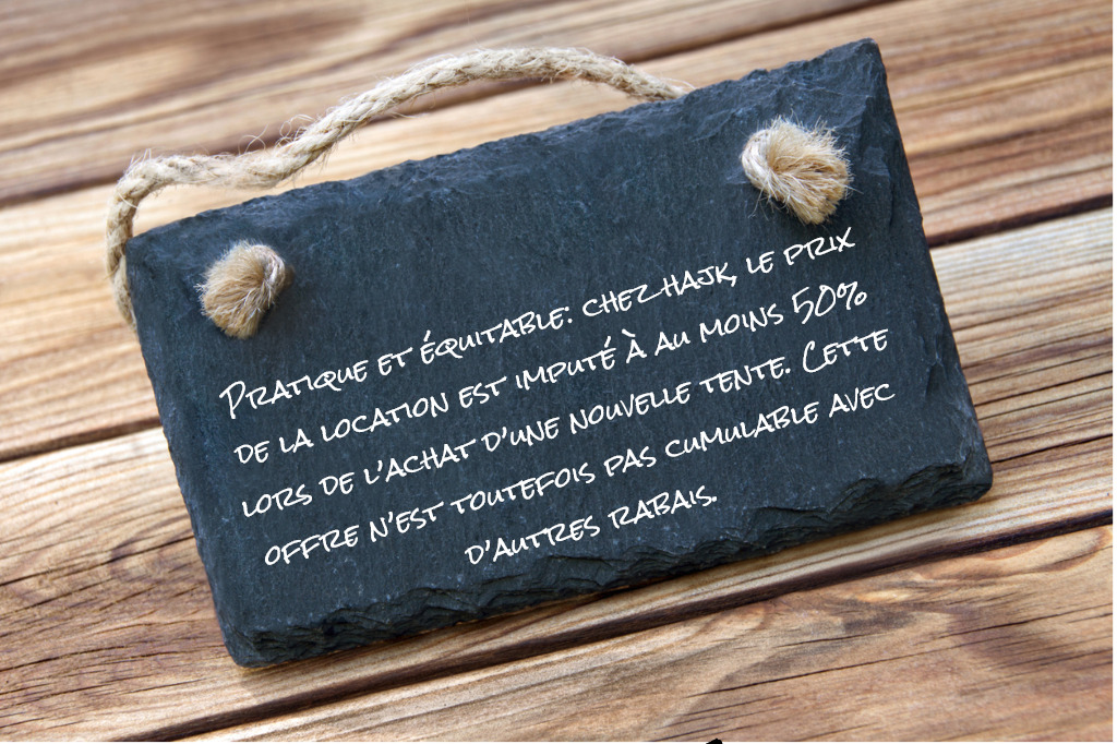 Une ardoise posée sur un sol en bois, sur laquelle est écrit à la craie le texte suivant: Pratique et équitable: chez hajk, le prix de la location est imputé à au moins 50 % lors de l’achat d’une nouvelle tente.