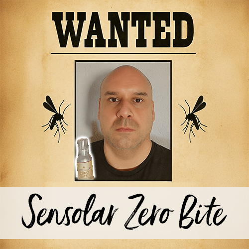 Mann mit kahlem Kopf starrt von einem Steckbrief mit der Überschrift Wanted in die Kamera und hält einen Insektenspray hoch.