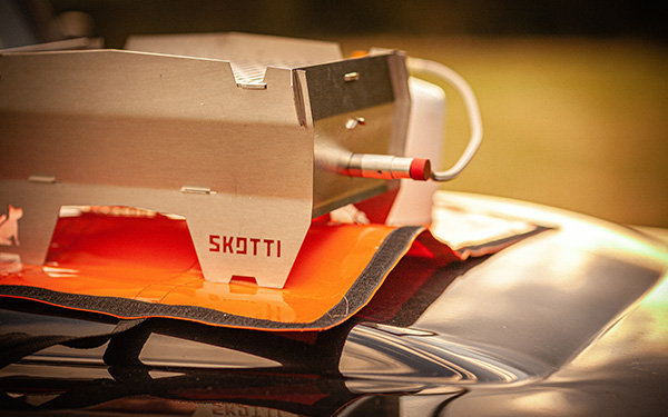 Nahaufnahme eines Skotti-Grills, der auf einer feuerfesten Unterlage, der Skotti-Tasche, steht.