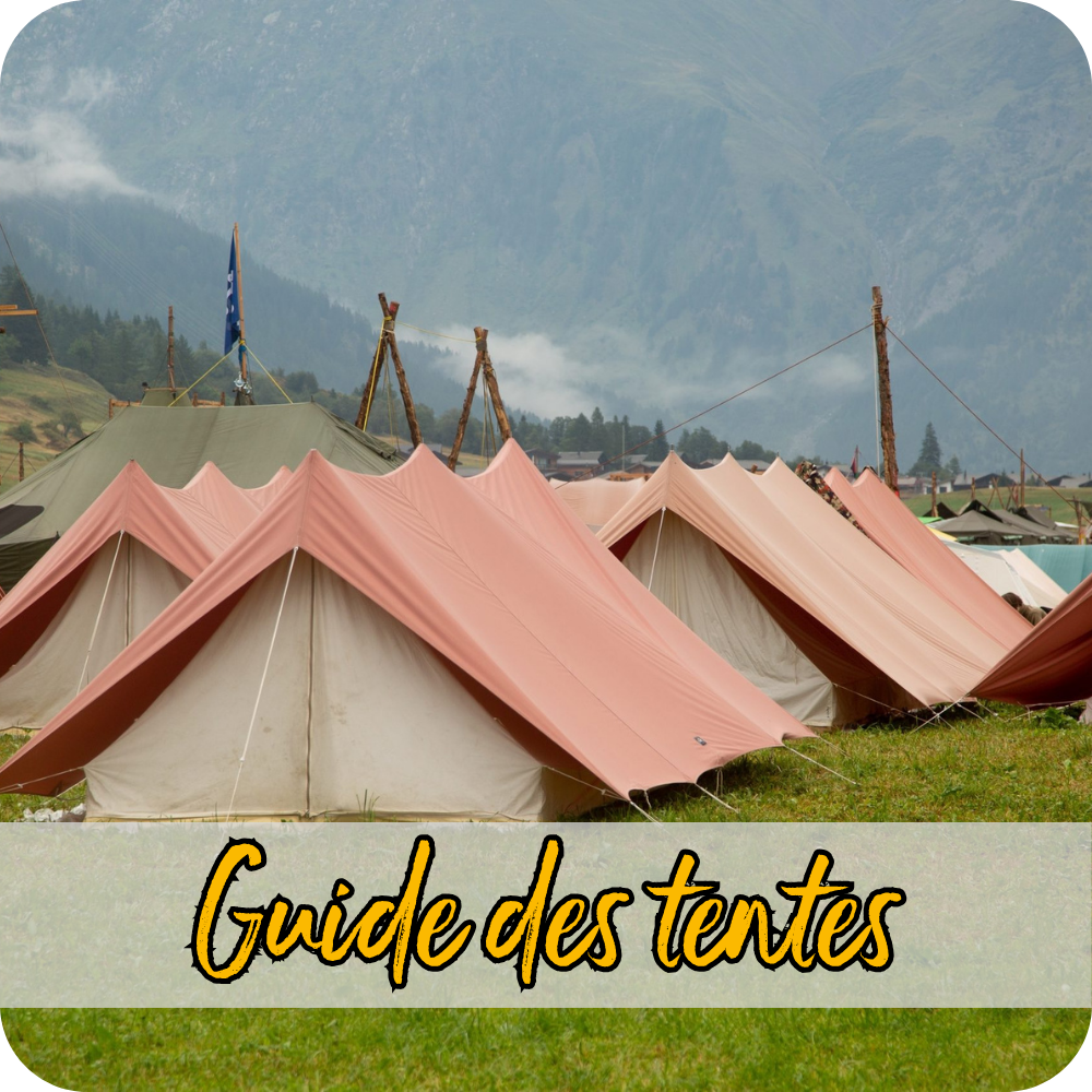 Vue d’un camp de tentes de groupe de type identique.