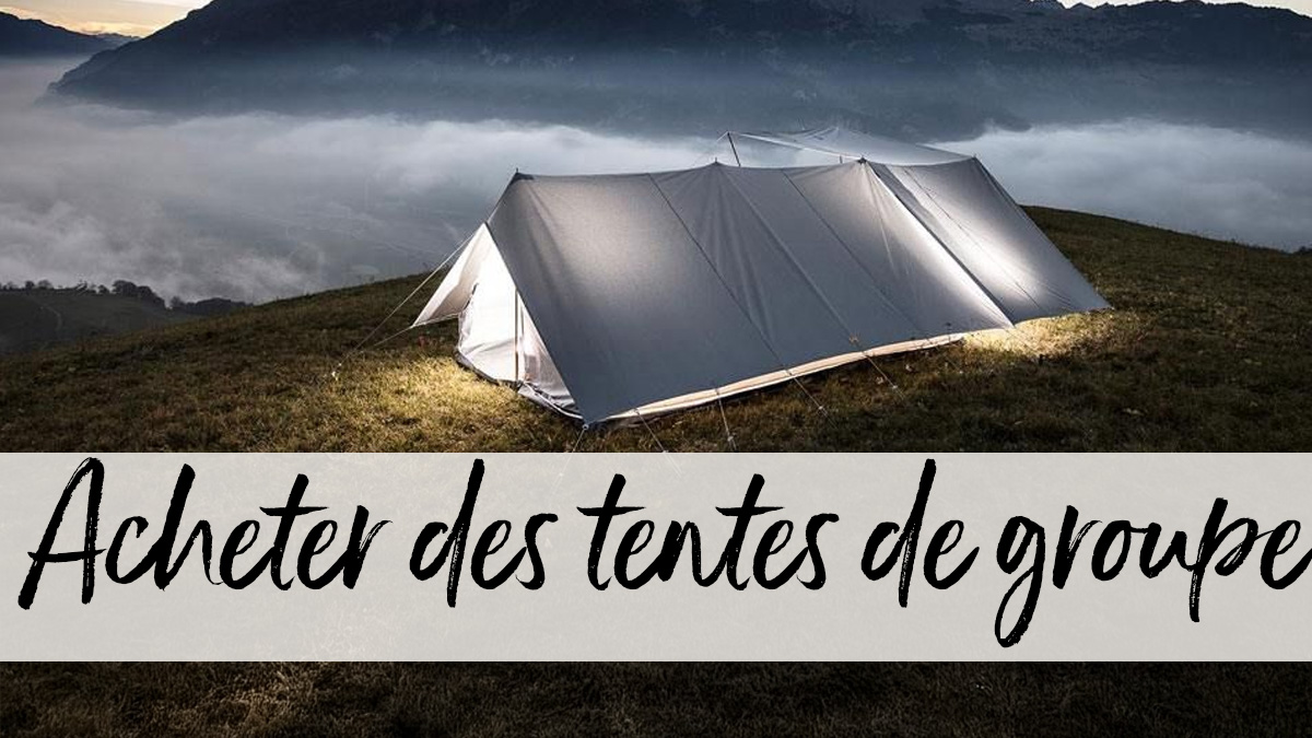 Une tente illuminée sur une prairie au crépuscule, au-dessus d’une mer de brouillard.